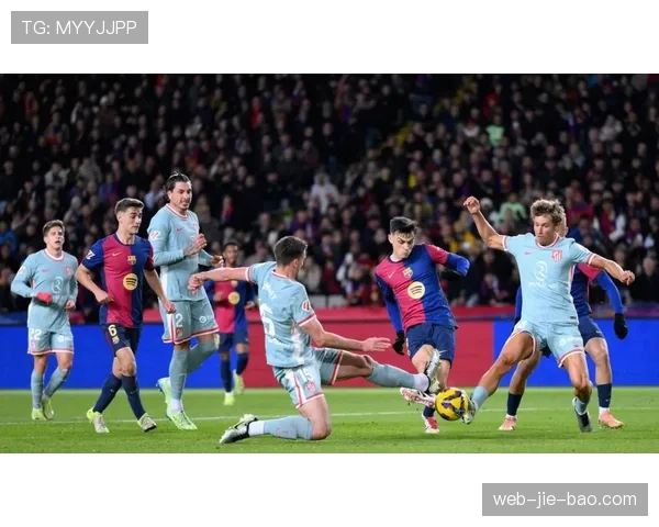 西蒙尼怒砸水瓶,巴萨绝杀马竞引发赛场争议 西蒙尼怒砸水瓶,巴萨绝杀马竞引发赛场争议