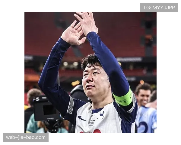 镜头记录:热刺与维拉赛后,孙兴慜与旧日恩师波斯特科格鲁长时间拥抱 镜头记录:热刺与维拉赛后,孙兴慜与旧日恩师波斯特科格鲁长时间拥抱